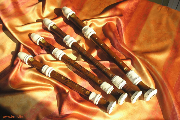 Set de quatre flutes à bec baroques en Buis et Erable ondé, viroles Ivoire et points d'Ebène