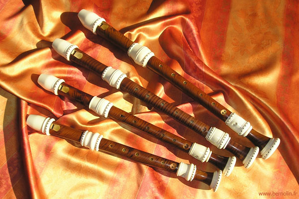 Set de quatre flutes à bec baroques en Buis et Erable ondé, viroles Ivoire et points d'Ebène